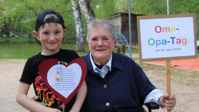 Bild: Marktgemeinde Plößberg/exb
Ein Erinnerungsfoto mit den Großeltern war für die Kinder einer der Höhepunkte am Oma-Opa-Tag.