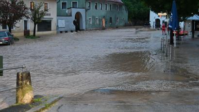 Bild: gf
Wasser strömt am Dienstagabend über den Kastler Marktplatz zur Lauterach.