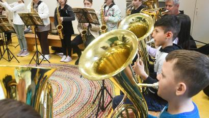 Bild: Gabi Schönberger
Querflöte, Saxofon, Tuba und Posaune: Wenn die Schülerinnen und Schüler der Gerhardinger-Schule gemeinsam musizieren, ist mächtig was los.
