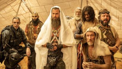 Bild: Jasin Boland/-/dpa
Chris Hemsworth als Dementus in einer Szene des Films „Furiosa: A Mad Max Saga“.