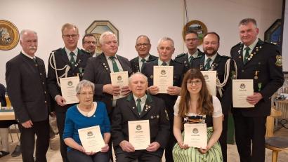 Bild: Petra Donhauser/exb
Die Schützengesellschaft D'Fensterbachtaler Pursruck ehrt langjährige Mitglieder (sitzend, von links): Roswitha Fehlner, Johann Heldmann und Michaela Schäffer; stehend (von links): OSB-Präsident Franz Brunner, Anton Heldmann, Herbert Heinrich, Günther Hirmer, Alfred Flierl, Theodor Schadl, Herbert Heldmann, Günther Rumpler und Schützenmeister Franz Fruth.