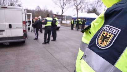 Symbolbild: Bundespolizei/exb
Verbotene Gegenstände haben Beamte der Bundespolizei bei einer Kontrolle in Waldsassen bei einem generationenübergreifenden Trio gefunden.