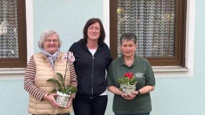 Bild: Martin Dietz/exb
Ehrengausportleiterin und Wettbewerbs-Initiatorin Elfriede Kamm zusammen mit Gaudamenleiterin Angela Petersohn und Jubilarin Erika Rosner (von links).