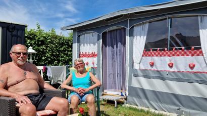 Bild: Thomas Dobler
Ganz entspannt in der warmen Mai-Sonne: Das Camper-Ehepaar Heinz und Ulrike Zahn aus Amberg im Campingpark Nabburg