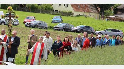 Bild: Herbert Mattes/exb
Eine kleine Prozession führte bei der Pfingstandacht von der katholischen zur evangelischen Kirche.