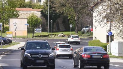 Bild: Gabi Schönberger
Eine Anwohnerin der Grafenwöhrer Straße in Eschenbach bemängelt das starke Verkehrsaufkommen.