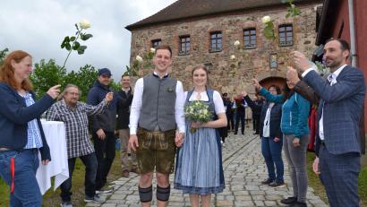 Bild: gi
Vincent Steger und Jessica Steger, geborene Piehler, heiraten auf Schloss Burgtreswitz. Viele Glückwünsche können sie von der Feuerwehr Böhmischbruck, den Haisl-Freunden sowie von den Arbeitskollegen entgegennehmen.