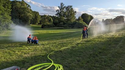 Bild: Franz Rickauer/exb
Die Jugendfeuerwehr beim Löschangriff.
