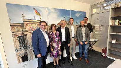 Bild: sns
Staatssekretär Tobias Gotthardt, Ehefrau Petra, MdL Julian Preidl (Cham), MdL Bernhard Heinisch (Amberg) und Landrat Thomas Ebeling (von links) wünschen MdL Martin Scharf (Mitte) einen guten Start im neuen Bürgerbüro.