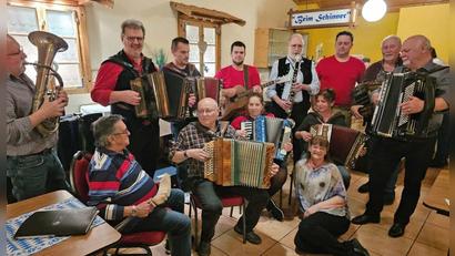 Bild: Musikantenstammtisch Kemnath/exb
Organisiert von Maria Storek (sitzend rechts), spielten Reinhold Brand, Werner Ponnath, Erwin Hornauer, Stefan Hösl, Theo Helgert, Sandro Weber, Sophia Weber, Herbert Storek, Uli Affolter, Marco Hösl, Ludwig Dötsch und Gerd Retzer (von links) schwungvoll auf.