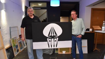 Bild: ubb
Werner Müller und Wolfgang Horn (von links) präsentieren das Meisterwerk von Robert Christ.