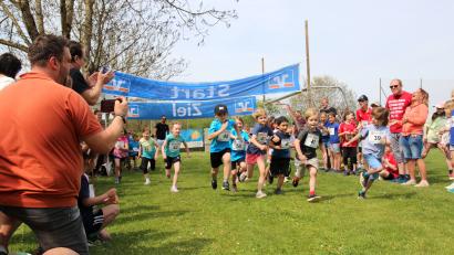 Bild: Oleh Tereshenko/exb
Hochmotiviert zeigten sich die jungen Sportlerinnen und Sportler beim Kinderlauf der SpVgg Weigendorf.
