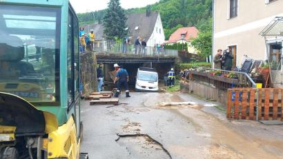 Bild: wpt
Der weiße Transporter wurde am Dienstagabend in Kastl unter die Brücke in der Ortsmitte gespült und hatte sich dort verkeilt. Am Mittwochvormittag gelang es, das Fahrzeug herauszuziehen.