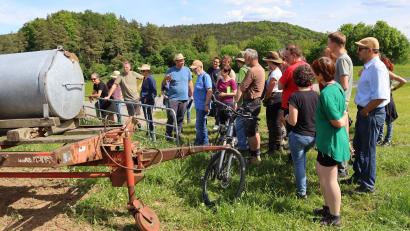 Bild: mfh
Das Wasserfass muss der Traktor von einer Weide zur nächsten befördern. Ansonsten braucht das ganzheitliche Weidemanagement keine Maschinen.