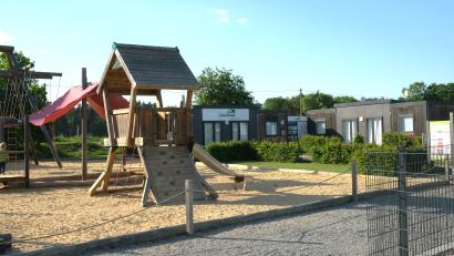 Bild: Hirsch
An dieser Stelle entsteht die neue Event-Locaktion der Steinberger Kugel. Der Spielplatz wird verlegt. Diie Container des Zweckverbandes Seenland (Hintergrund) verschwinden. Die Tourist-Information wird in das Veranstaltungsgebäude integriert.