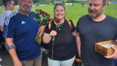 Bild: gi
Die Platzkassiere der SpVgg Moosbach überreicht langstielige rote Rosen an die Mütter auf dem Sportgelände.