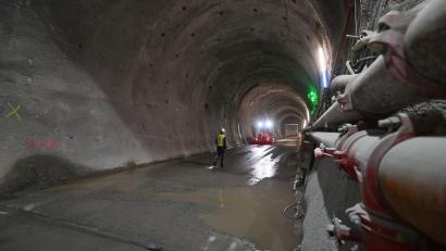 Bild: Angelika Warmuth/dpa/Archivbild
Es wird in einer der Hauptröhren im Brennerbasistunnel (BBT) gearbeitet.