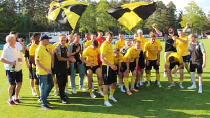 Bild: war
Der FC Amberg bejubelt die Bezirksliga-Meisterschaft sowie den Aufstieg in die Landesliga.