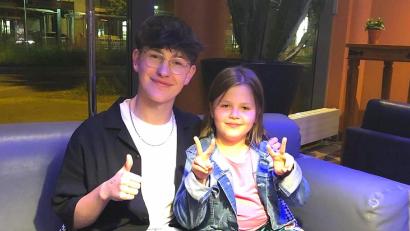 Bild: Thomas Roth
Party nach dem „The Voice Kids“-Finale in Berlin: Lina aus Schneeberg freut sich mit Jakob aus Limburg über dessen Sieg bei der Sat.1-Talentshow.