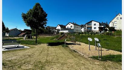 Bild: Ramona Herrmann/exb
Wenn das frisch angesäte Gras auf dem neugestalteten AWO-Spielplatz in der Rastenhofer Straße in Neustadt/WN üppig sprießt, gibt es Steckerleis für die Kinder, die zur Eröffnung kommen.