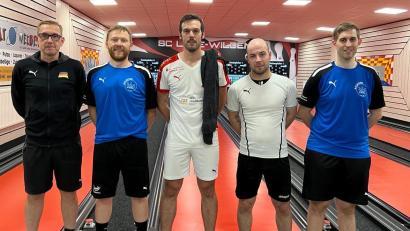 Bild: otr
Nationaltrainer Timo Hoffmann (von links) und die Kegler Manuel Lallinger, Manuel Weiß, Mario Nüsslein und Christian Wilke holten sich auf den Bahnen in Oberwildenau den letzten Schliff für die Einzel-WM in der Slowakei.