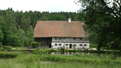 Bild: Hirsch
Mit der Verlagerung des historischen Gebäudes von Rauberweiherhaus nach Neusath hat der Bezirk Oberpfalz ein bedeutendes Zeugnis der Baugeschichte gerettet.