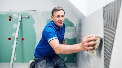 Symbolbild: karepa – stock.adobe.com
Bei einem ordnungsgemäß abgeschlossenen Werkvertrag sind Handwerker gesetzlich verpflichtet, für ihre Arbeit eine Gewährleistung zu geben, das heißt, auftretende Mängel zu beseitigen.