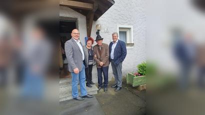 Bild: lgc
Richard Retzer und seine Schwester Emma mit Pater Adrian Kugler (rechts) und Bürgermeister Johannes Schmid (links)