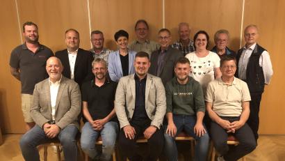 Bild: ct
Der Vorstand des künftigen CSU-Ortsverbands Umland Vilseck mit stellvertretendem Kreisvorsitzenden Max Graf (stehend, Zweiter von links), sowie vorne Vorsitzender Christian Trummer (Mitte) und seine Stellvertreter Peter Lehner, Stefan Schertl, Julian Götz und Markus Graf (von links).