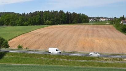 Bild: gf
Westlich von Karmensölden (rechter Bildrand) ist ein neues, rund 10 Hektar großes Gewerbegebiet, vorrangig für kleinere Betriebe geplant. Die Erschließung soll von der Verbindungsstraße nach Poppenricht her erfolgen.