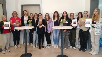Bild: Maria Meyer/exb
Die Absolventinnen des Babysitterkurses 2024 zeigt das Bild mit der Referentin Susanne Zölch (Zweite von links) und der Gleichstellungsbeauftragten Helga Forster (links).