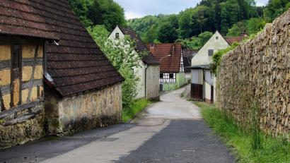 Bild: ds
Beengte Verhältnisse herrschen an der alten Dorfstraße. Deshalb wird auf einen Ausbau verzichtet.