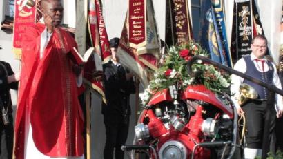 Bild: Markus Kurz/exb
Die Segnung der neuen Tragkraftspritze der Feuerwehr Mitter-Oberauerbach nimmt Pfarrer Emmanuel Okoro vor.