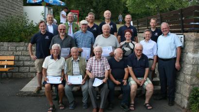 Bild: roh
Die Verdienste von acht Gründungsmitgliedern würdigte die Wasserwacht-Ortsgruppe: (vorne von links, sitzend) Klaus Schmalzreich, Ehrenvorsitzender Karl Schultes, Klaus-Peter Rohrer, Herbert Rohrer, Heinz Störtzer, (mittlere Reihe von links) Vorsitzender Markus Münchmeier, die Gründungsmitglieder Helmut Wildenauer, Bernhard Schaumberger, Elmar Radimerski, die Landtagsabgeordneten Anna Tomann und Tobias Reiß, Bürgermeister Gottfried Härtl, (hinten von links) stellvertretender Landrat Roland Grillmeier, Bürgermeister Toni Dutz, Zweiter Vorsitzender Harald Heindl, Wasserball-Schiedsrichter Reinhard Zeitler, Jugendleiter Markus Kellner und Technischer Leiter Johannes Mühlbauer.