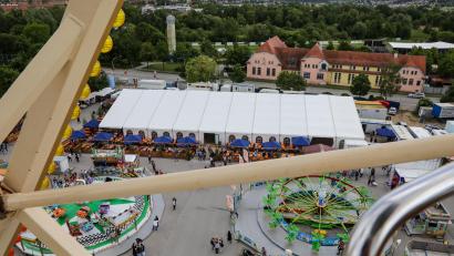 Bild: Wolfgang Steinbacher
Das Riesenrad auf der Amberger Pfingstdult wird am Sonntagabend als erstes abgebaut.