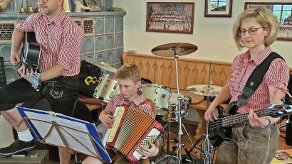 Bild: R. Kreuzer
Das Schellenberg-Duo Wolfgang Plödt und Marina Völkl (rechts) startet den Nachmittag. Völkls 13-jähriger Sohn Tobias spielt auch schon eifrig mit.