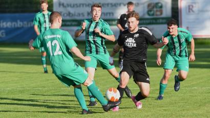 Bild: Büttner
Ost-Verteidiger Alexander Sax (links) bremst seinen Ruhmannsfelder Gegenspieler.