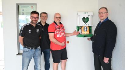 Bild: kki
Markus Fichtner und SpVgg-Kassier Christian Müller zeigen der Vereinsführung Andreas Albrecht und Josef Schiesl (von rechts), wie einfach der Defibrillator zu öffnen ist.