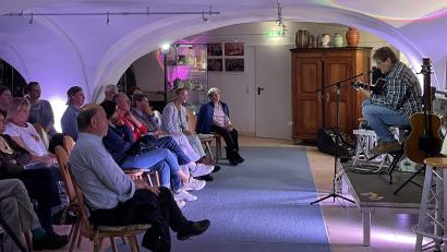 Bild: u
Beim Muttertagskonzert des Festspielvereins präsentierte der Gitarrenvirtuose Oliver Baum (rechts) seinem Publikum sowohl eigene Titel als auch bekannte Ohrwürmer.