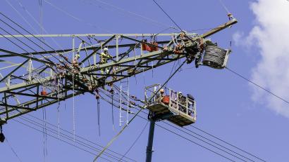Bild: Hösamer
Arbeit in luftiger Höhe: An einem Mast des Ostbayernrings bei Irrenlohe werden die Leiterseile gezogen. Von der Traverse und der Plattform eines Hubsteigers aus wird in etwa 30 Metern Höhe gearbeitet.