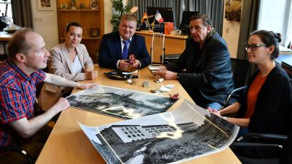Bild: Pelikan-Roßmann/exb
Christina Scharinger, Bernhard Krebs, Thomas Gesche, Kathrin Hofstetter und Dr. Thomas Barth bei der Vorstellung des Ausstellungsprojekts.