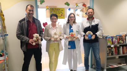 Bild: Klinikum St. Marien/Dietl
Bei der Übergabe der Bären: (von links) Schulleiter Martin Zimmermann; Flika-Vorsitzende Margit Meier, Oberärztin Dr. Birgit Prey von der Klinik für Kinder und Jugendliche sowie Lehrer Martin Süssner.