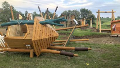Bild: wro
Im Zuge der aktuellen Dorferneuerung Triebendorf entsteht im nördlichen Teil des Dorfes auch ein neuer Kinderspielplatz, an dessen Gestaltung die Eltern mitwirken durften.