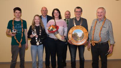 Bild: Bernhard Weber/exb
Die Schützengesellschaft Liebenstein hat neue Würdenträger: (von links) Vorjahresjugendkönig Peter Gmeiner, Jugendkönigin Celina Beer, Zweiter Bürgermeister Markus Preisinger, Schützenliesl Claudia Kutzer, Schützenmeister Bernhard Weber, Schützenkönig Albert Zölch und Vorjahreskönig Gregor Ziegler.