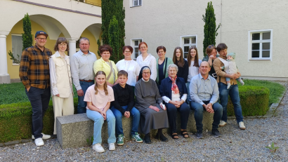 Bild: Moritz Rieder/exb
Schwester M. Maurita ist glücklich im Kreise ihrer Familie, die mit ihr im Kloster Mallersdorf den 85. Geburtstag feiert.