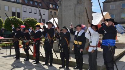Archivbild: dob
Die historische "Giech'sche Vorderladergruppe" aus Roggenstein ist immer zur Stelle, wenn es lautstark ein Fest zu verkünden gibt.
