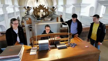 Bild: gz
Regionalkantor Florian Schuster (Zweiter von rechts) übt mit den Musikschülern das Thema "Improvisation" an der Orgel in Eslarn.