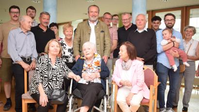 Bild: bnr
Im Kreise ihrer großen Familie kanne Sofie Braun ihren 95. Geburtstag feiern. Zu den Gratulanten gehören auch ihre Schwestern Brigitte (sitzend links) und Herta (sitzend rechts). Die Glückwünsche der Stadt Nabburg überbringt Bürgermeister Frank Zeitler (Mitte).