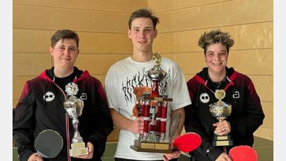 Bild: Zacharias Frank/exb
Daniil Komisarchuk (Mitte) holte sich den Marktmeistertitel im Tischtennis.