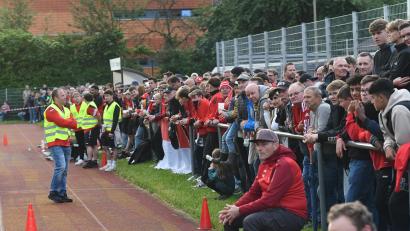 Bild: Hans Wunder
Enttäuschte Gesichter gab es bei den Fans des TSV Waldershof nach der Relegationsniederlage gegen den FC Neuenmarkt auf dem Gelände des TSV Bad Berneck.